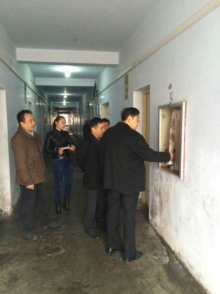 孙龙国副董事长检查寝室消防设施